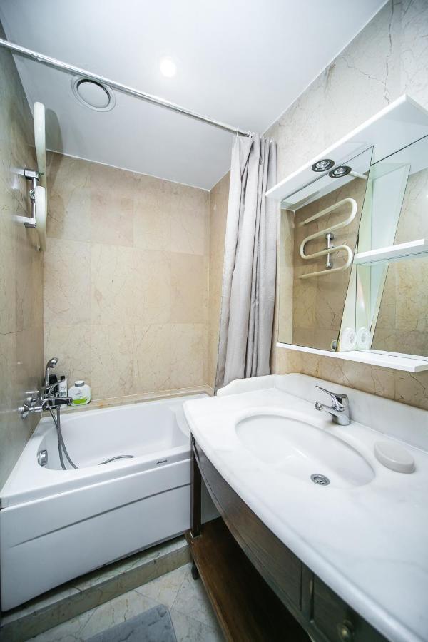 Apartment Ploshchad Pobedy 3 Komnaty 明斯克 外观 照片
